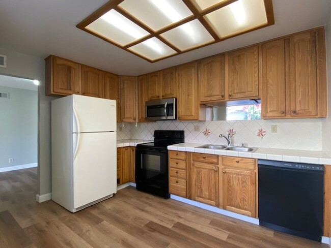 Building Photo - 3 Bedroom 2 Bathroom Single Family Home in...