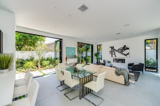 Foto del edificio - 370 N San Vicente Blvd