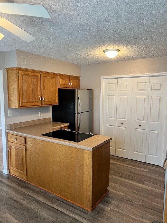 Kitchen, built-in stove top/range - 812 Brentwood Ave
