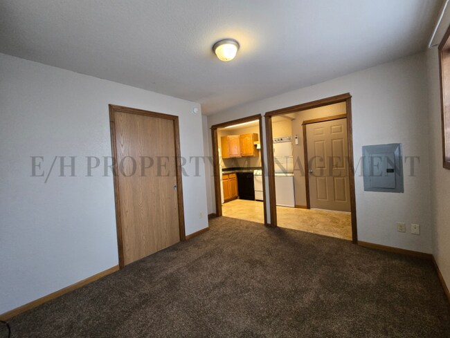 Building Photo - 609 N Andover Rd