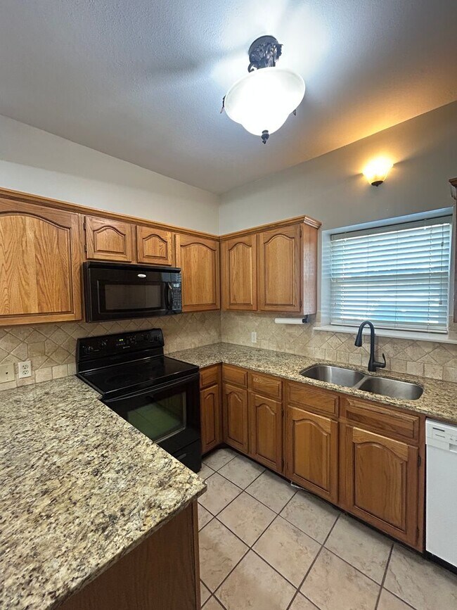 Building Photo - Fabulous townhouse in a private and quiet ...