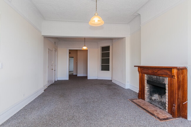 Building Photo - 903 W Armitage Ave