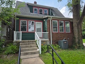 Building Photo - 2319 N Sheridan Rd