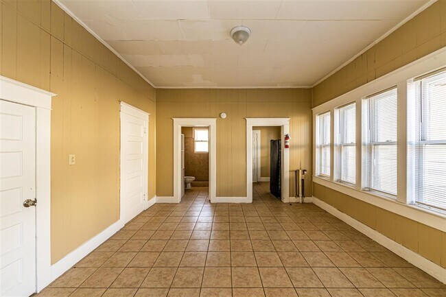 Foto del edificio - 1018 Davis Ave