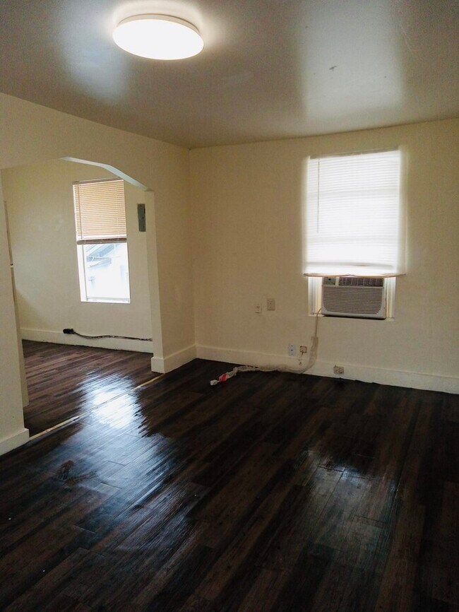 Building Photo - Nice upstairs studio