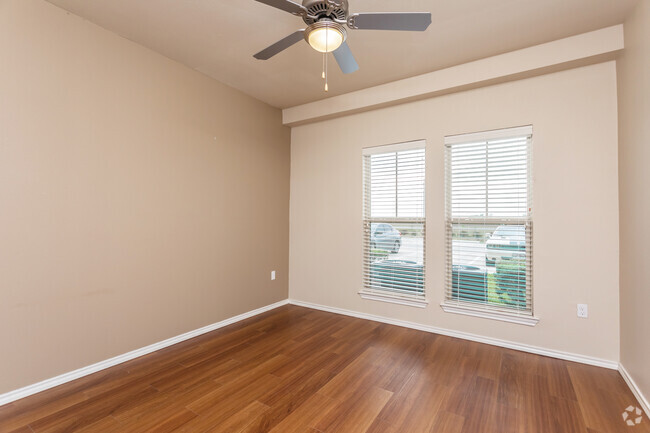 1BR, 1BA - 685SF Bedroom - Santa Anna Apartments