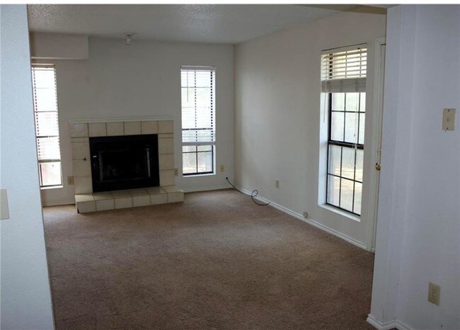 Foto del edificio - 217 Lake Park Rd