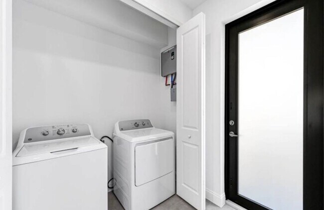 Foto del edificio - 11681 Pawley Ave