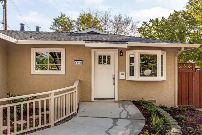 Foto del edificio - 3BD/2BA – Stunning Remodel, Prime Location...