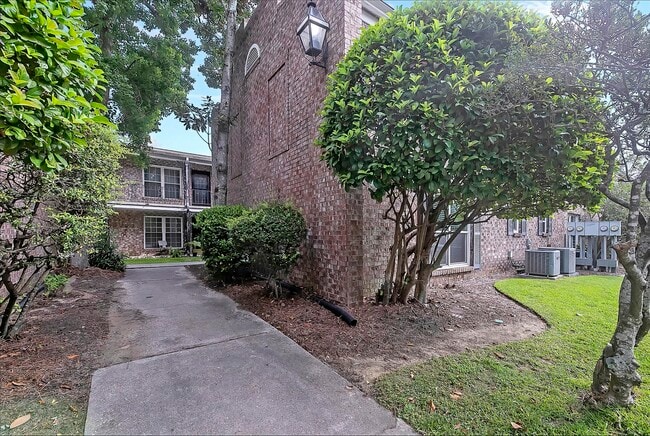 Building Photo - 867 Colony Dr