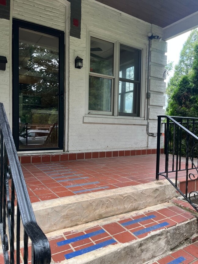 Building Photo - 1461 Manor St