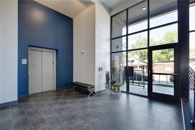 Building Photo - 2213 Poquito St