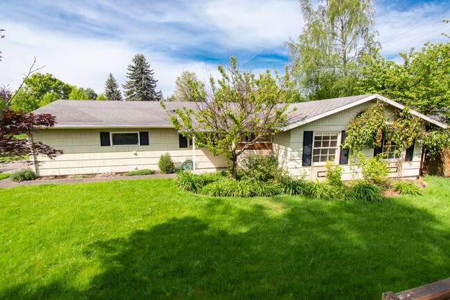 Building Photo - 6970 SW Oakwood Dr