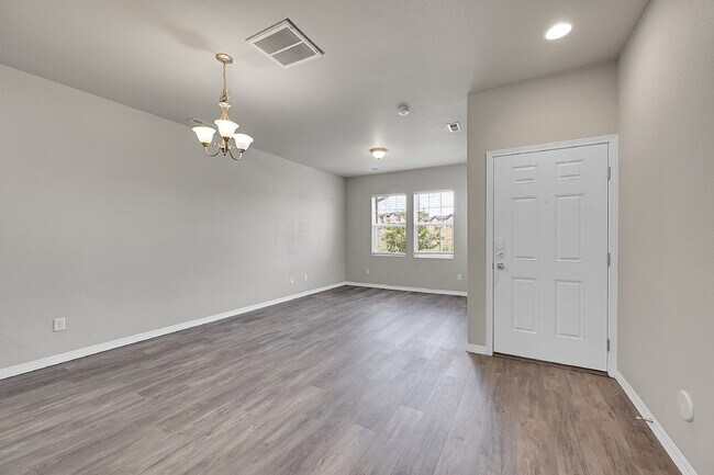 Foto del edificio - $2,340.95 with $300 off the first month's rent, 2 Beds, 2.5 Baths, Captivating Home in Colorado S...