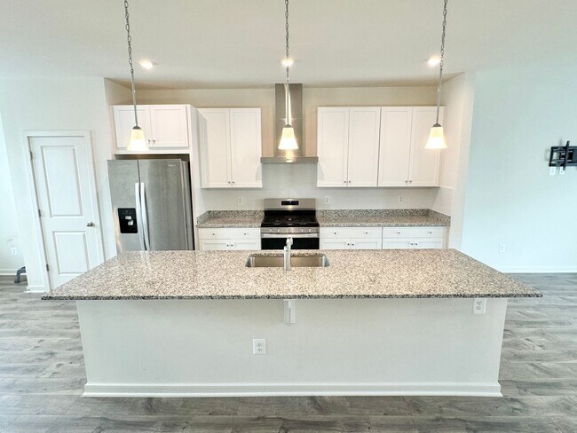Building Photo - SPACIOUS 4 BEDROOM TOWNHOUSE - MINUTES TO ...