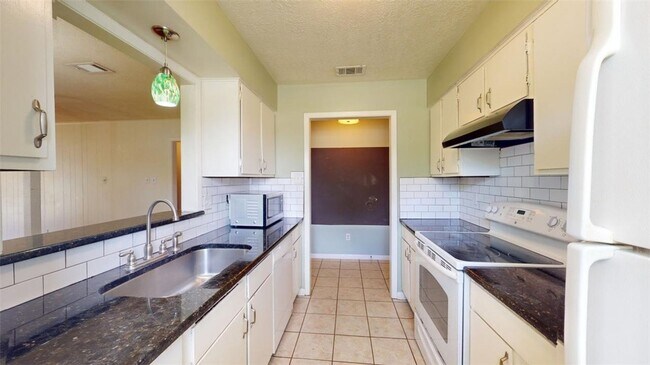 Foto del edificio - 2401 Cornell Dr