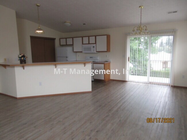 Building Photo - Valley 2 br/2 bath duplex - upper unit