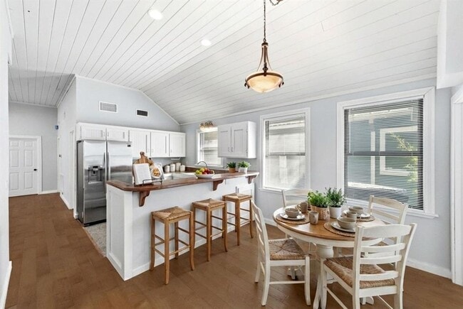 Building Photo - 1811 Waterston Ave