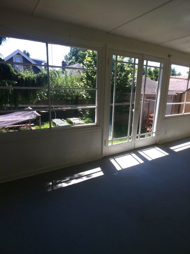 Foto del edificio - Main level unit in close in SE 4-plex! Sha...