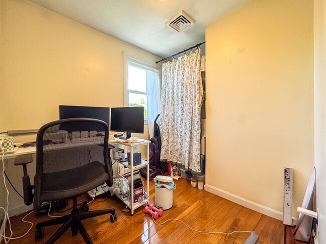 Building Photo - 76 Dunboy St