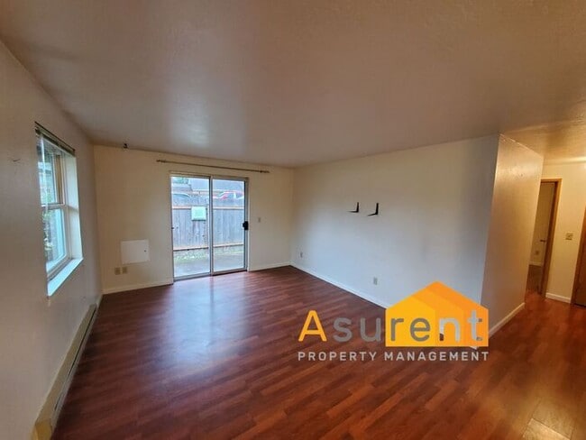 Building Photo - Charming 4-Plex 2 Bedroom 1 Bathroom Unit Available Now!