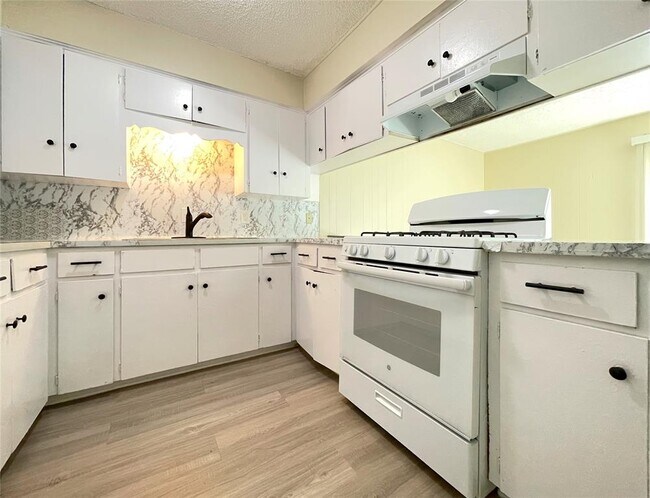 Foto del edificio - 902 N Meadows Dr