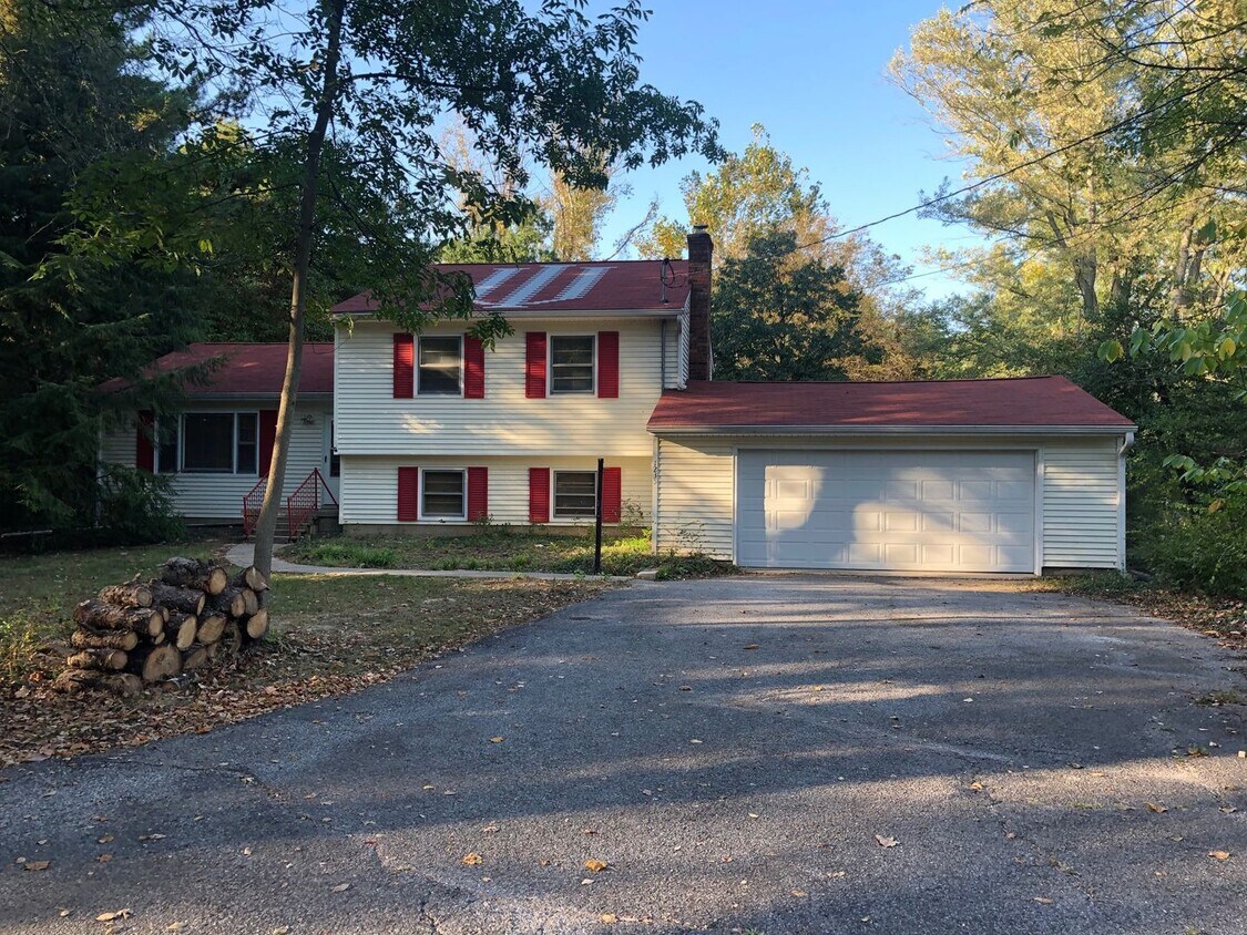 Foto principal - Newly renovated 4BR/2BA home, across from ...