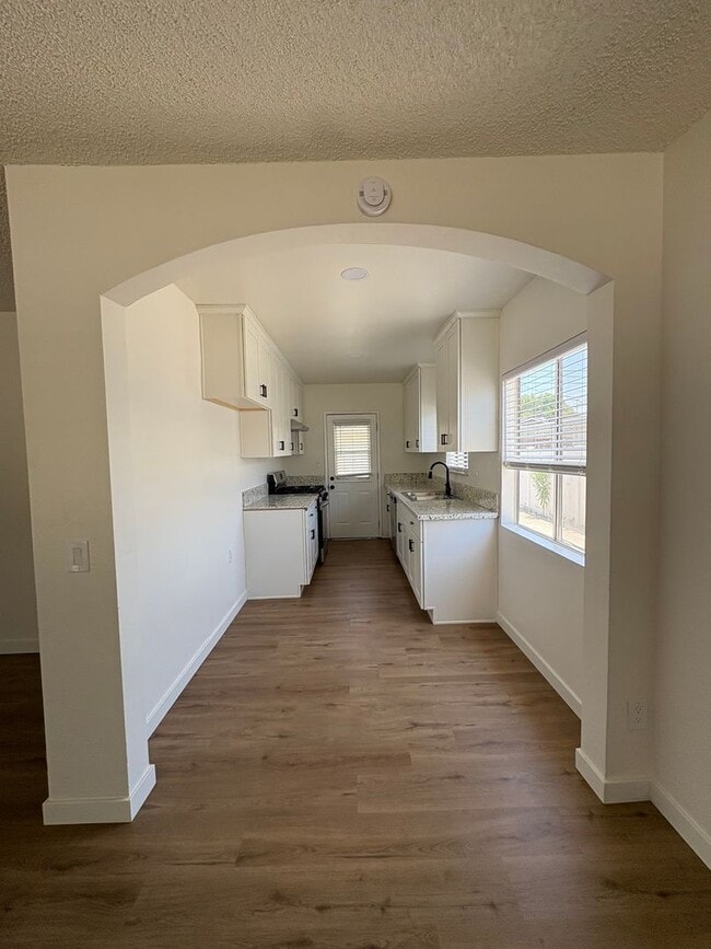 Foto del edificio - Gorgeous Remodeled 4 bedrooms 2 Bathroom.