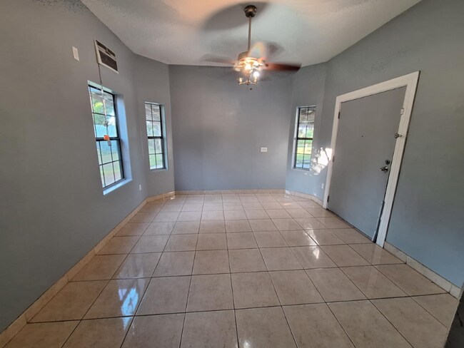 Foto del edificio - 4508 N Mile 4 1/2 W