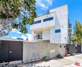 Building Photo - 815 Hampton Dr