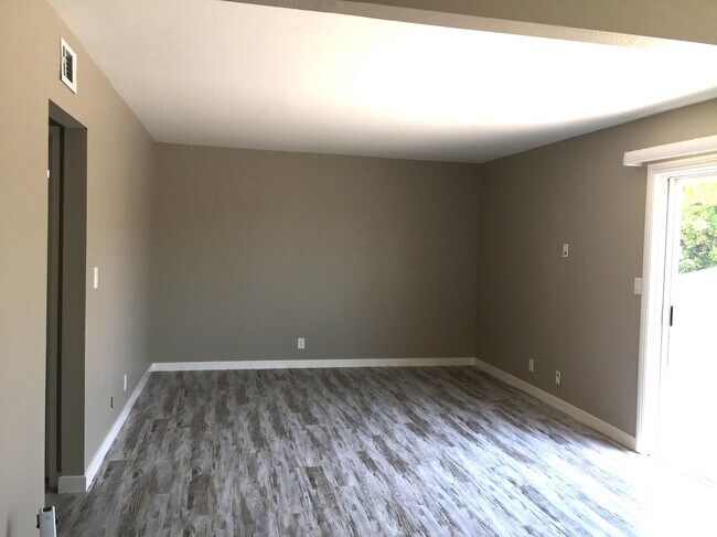Sala de estar, puerta corrediza al balcón - 10678 Walnut St