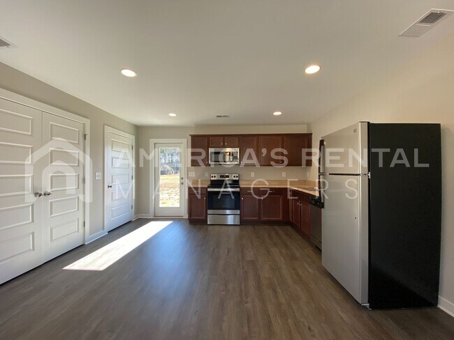 Foto del edificio - Home for Rent in Talladega, AL! View with 48 Hours Notice!