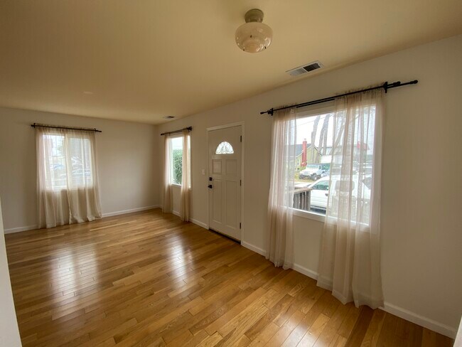 Large main living room - 184 Paloma Ave