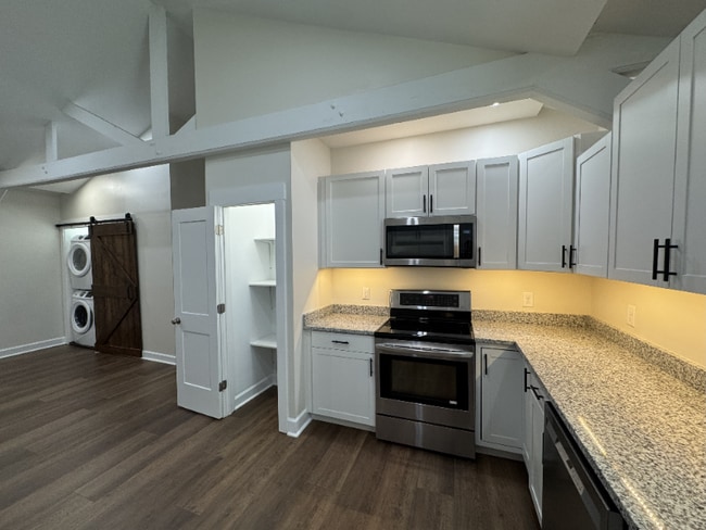 Building Photo - 632 Graham St