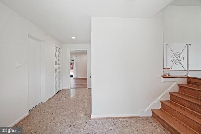 Building Photo - 6607 Lone Oak Dr