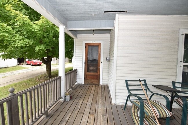 Building Photo - Beautiful 3 Bedroom Lower Unit Apartment i...