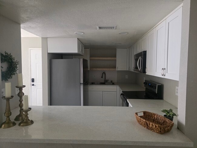 Building Photo - 13865 Julian Dr