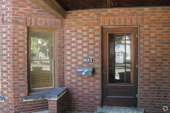 Building Photo - 923 W 10th St