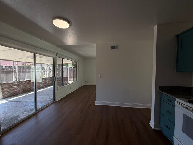 Foto del edificio - Recently updated home with new floors, paint & bathroom!