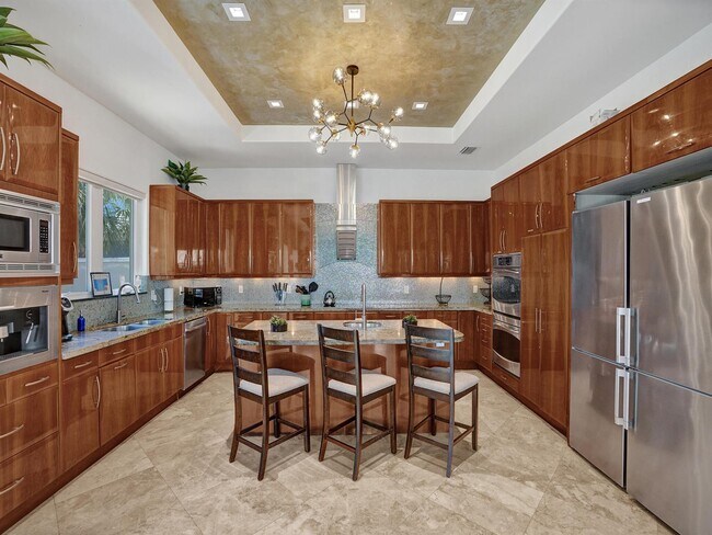 Building Photo - 232 SE 18th Ave