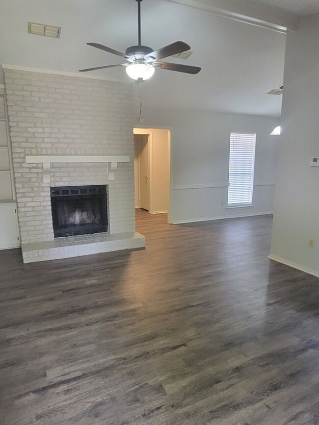 Building Photo - Adorable 2-Bedroom, 2-Bath Townhome Near A...