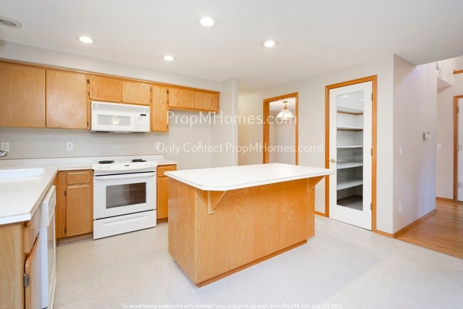 Building Photo - Wonderful Two-Story Home Nestled in a Tranquil Tualatin Neighborhood