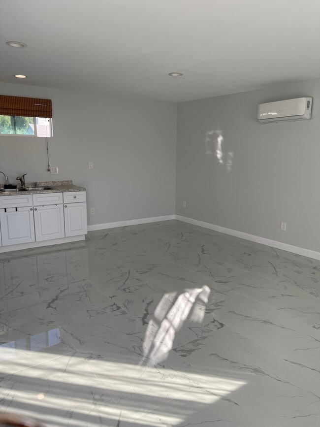 Foto del edificio - 10310 Montgomery Ave