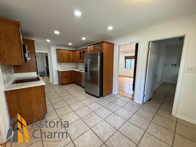 Building Photo - Spacious 5 Bedroom 3 Bath + Den Single Family Detached Home