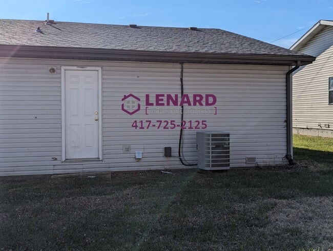 Building Photo - Spacious 2 Bed, 2 Bath Duplex!