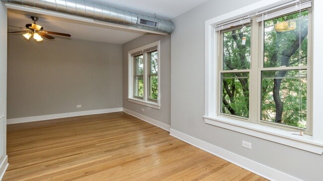 Building Photo - Stunning 1 Bed 1 Bath available in the Lincoln square area.
