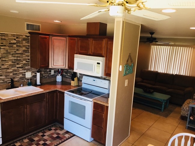 Cocina con nuevo protector contra salpicaduras de azulejos - 1961 Park Terrace Pl