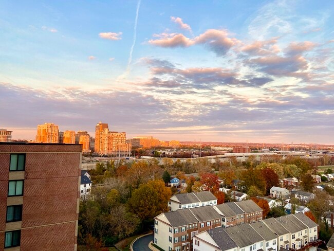 Foto del edificio - 2451 Midtown Ave