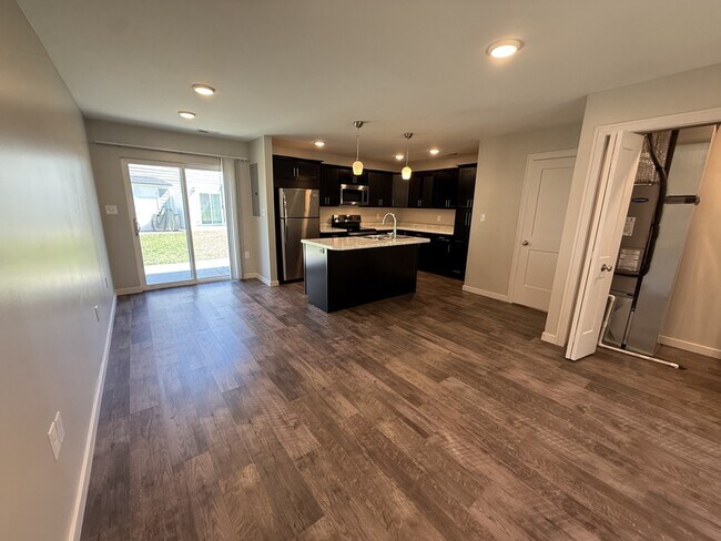 Foto del edificio - 301 Creekview Dr