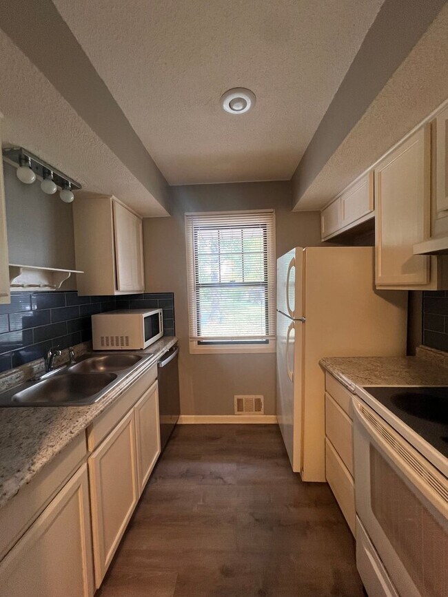 Building Photo - Cozy 2-Bedroom Apartment with Convenient First-Floor Living